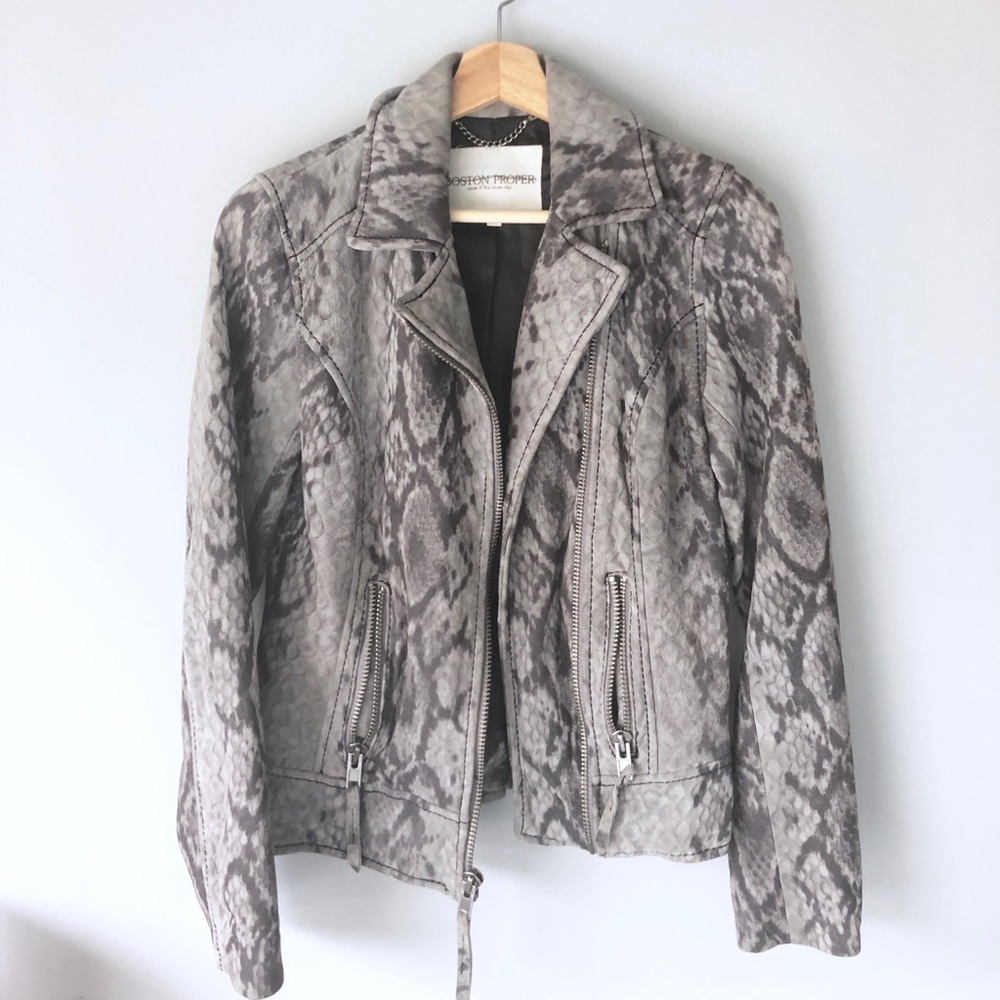 Beautiful snake-print 💯% Genuine Leather Jacket
